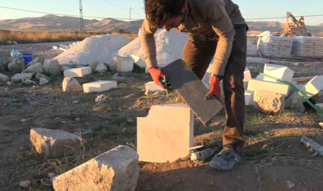 Mardinli taş ustası tarihi eserleri aslına uygun şekilde onarıyor