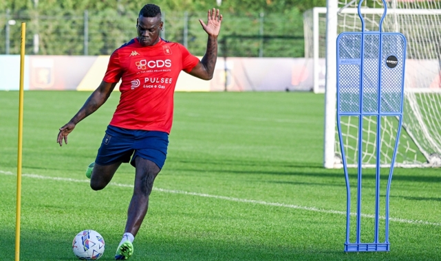 Mario Balotelli, Genoa'ya imza attı