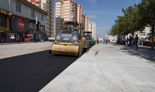 Melikgazi Belediyesi Tınaztepe Mahallesi'nde asfalt ve çevre düzenlemesi çalışmalarını sürdürüyor