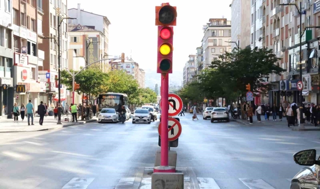 Meme kanserine dikkat çekmek için trafik sinyalizasyon direkleri pembe renkle kaplandı