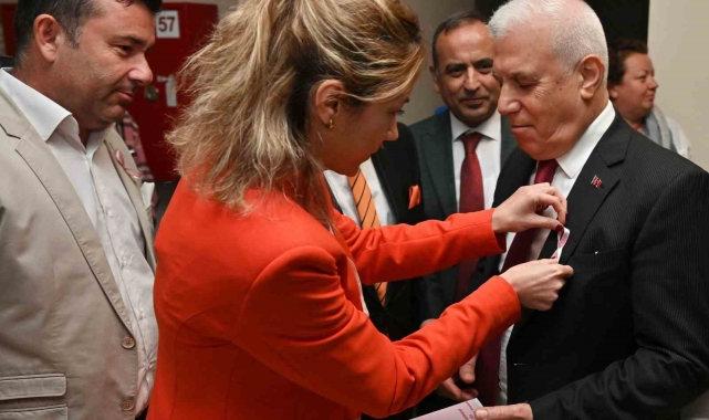 Meme kanserine 'pembe kurdele' ile dikkat çekildi