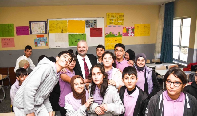 Menemen'de 10 bin öğrenciye 'dijital' destek