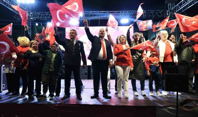 Menemen'de binler, cumhuriyet aşkıyla yürüdü