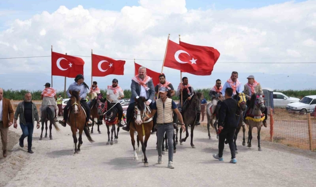 Menemen'de rahvan at yarışları heyecanı