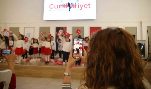 Merkezefendi'nin minik öğrencileri 29 Ekim'i coşkuyla kutladı