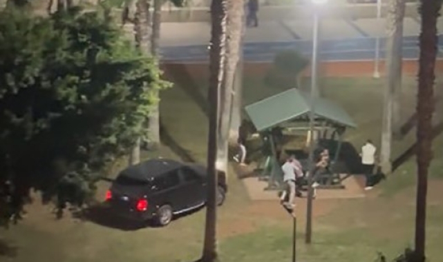 Mersin'de film sahnesini aratmayan görüntüler: Aracını kalabalığın üzerine sürdü