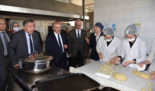 Meslek Lisesi öğrencileri hem üretiyor, hem satıyor