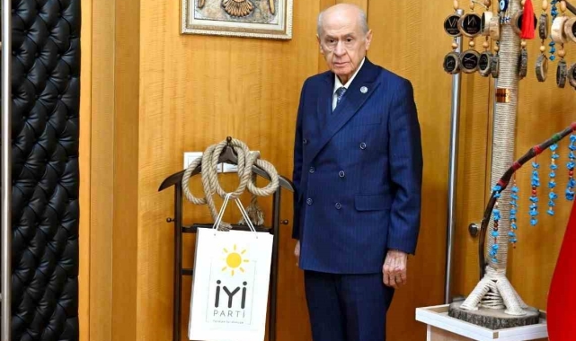 MHP Lideri Bahçeli, Dervişoğlu'nun kürsüden fırlattığı ipi odasına astı