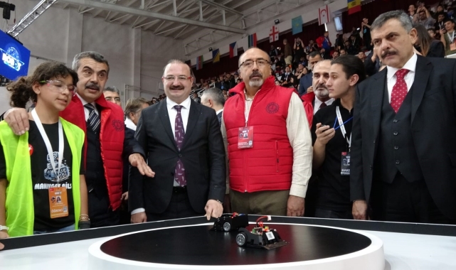 Milli Eğitim Bakanı Tekin, Uluslararası Robot Yarışması'na katılan öğrencilerle bir araya geldi