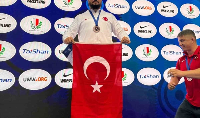 Milli güreşçi Sarıçiçek, Erzincan'a gurur yaşattı