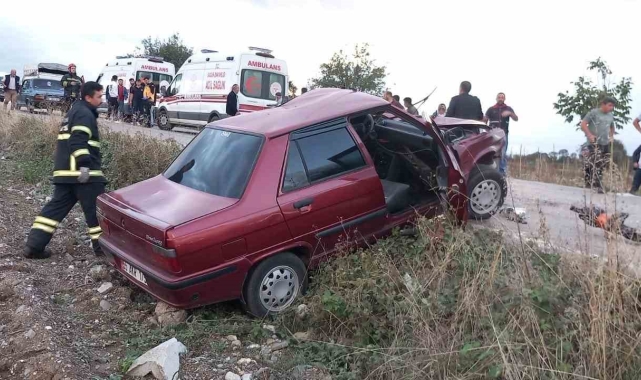 Minibüsle otomobil kafa kafaya çarpıştı: 2 yaralı