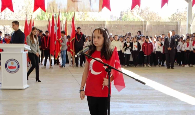 Minik Emine, "Bugün" şiirini okurken gözyaşlarına hakim olamadı