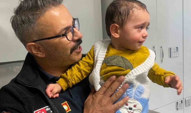 Minik Emir'in parmağı resepsiyon ziline sıkıştı