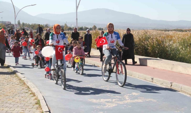 Minik öğrenciler cumhuriyetin 101. yıldönümü için pedal çevirdi