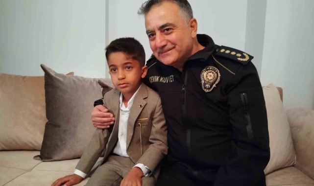Minik Yiğit Eymen'in İstiklal Marşı duyarlılığına Emniyet Müdürü Orhan duyarsız kalmadı