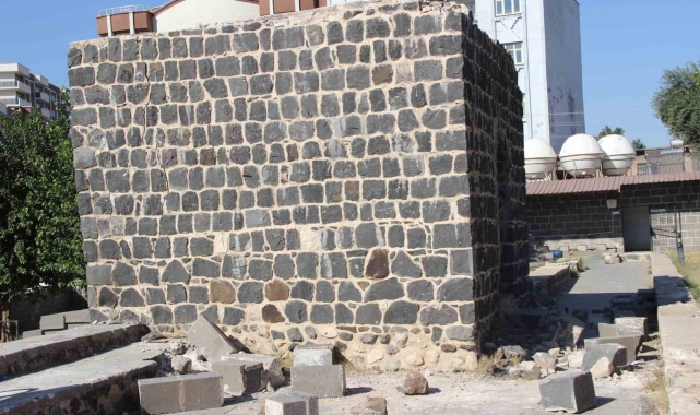 Mir Abdal Cami'nin içinde bulunan yapı yıkılmak üzere
