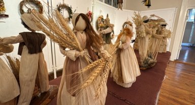 Mısır yaprağından süs eşyaları yapan öğretmen sergi açtı