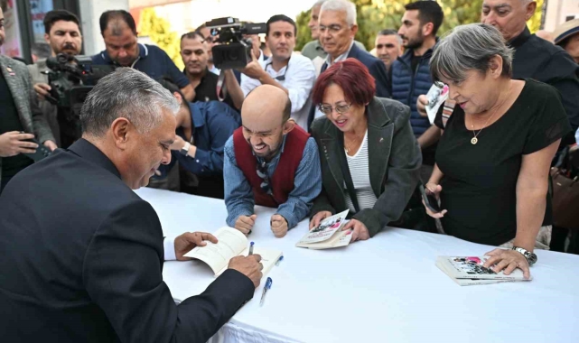 Muratpaşa Belediye Başkanı Ümit Uysal, yeni kitabını tanıttı