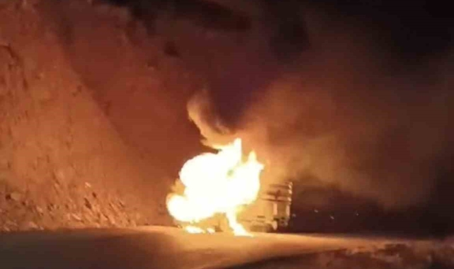 Muş'ta seyir halindeki kamyonet alev aldı