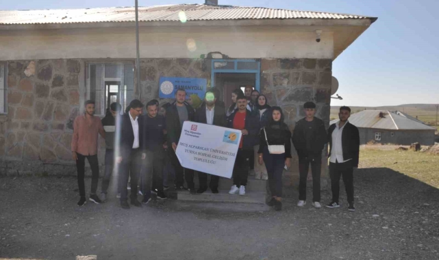 Muş'ta üniversite öğrencileri köy okullarını boyamaya devam ediyor