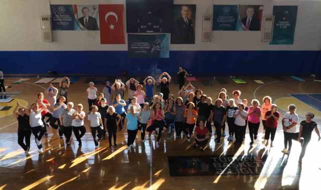 Nazilli'de kadınlar güne yogayla başlıyor