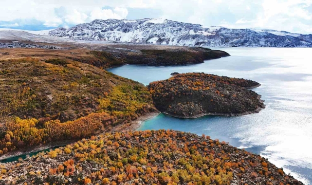 Nemrut Kalderası'nın bir yanı sonbahar bir yanı kış