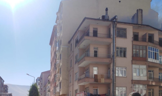 Niğde'de apartmanın çatısında çıkan yangın paniğe neden oldu