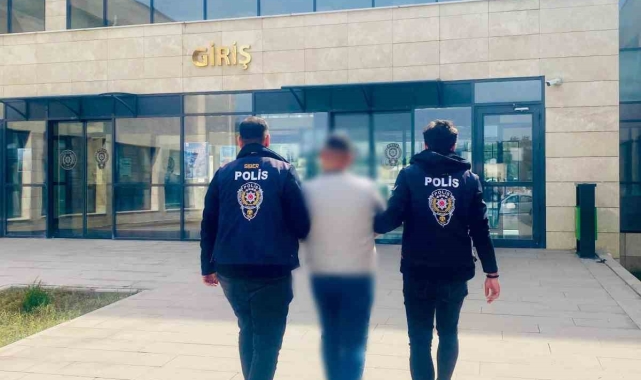 Nitelikli dolandırıcılık suçundan aranan şahsı polis yakaladı