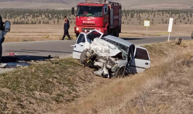Öğrenci almaya giden servis aracı otomobille çarpıştı 5 kişi ağır yaralandı