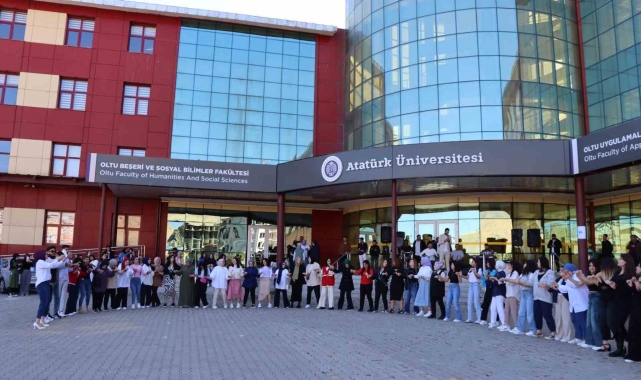 Öğrenciler doyasıya halay çekti