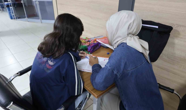 Öğrenciler gönüllü ders veriyor.