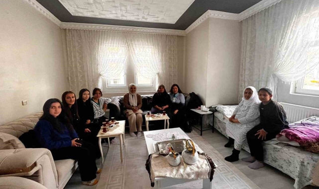 Öğrencilerden hasta ve yaşlılara ziyaret