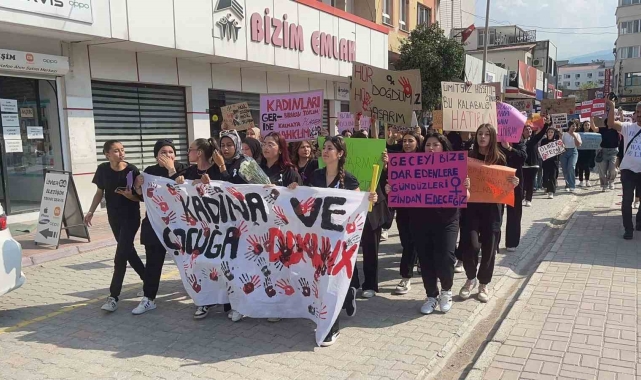 Öğrencilerden kadına ve çocuğa şiddete tepki