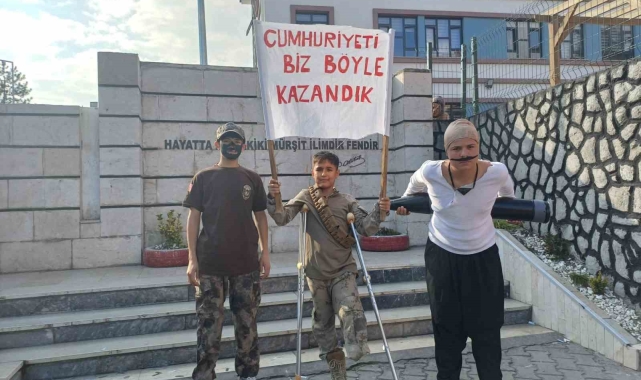 Öğrencilerin 29 Ekim gösterisi büyük beğeni topladı
