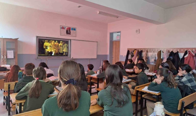Okullarda 'Dersimiz Cumhuriyete Doğru' filmi