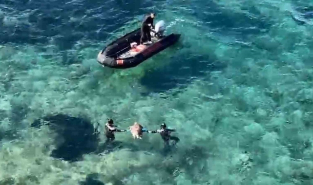 Ölü olarak bulunan caretta, dalgıçlar tarafından karaya çıkarıldı