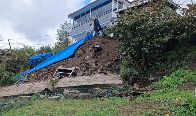 Ordu'da sağanak nedeniyle istinat duvarı yıkılan ev boşaltıldı