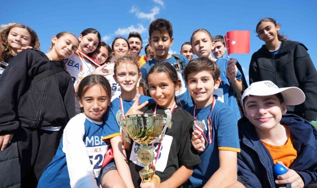 Ortaokul öğrencileri 101. Yıl Cumhuriyet Koşusu'nda buluştu