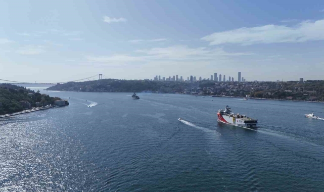 Oruç Reis Araştırma Gemisi İstanbul Boğazı'ndan geçti