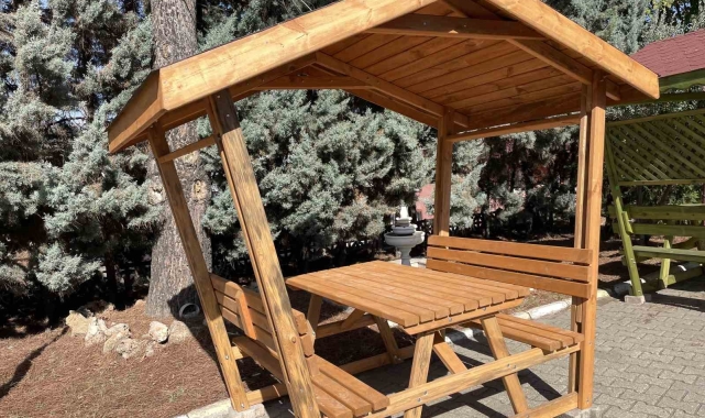 Osmaneli Belediyesi Ahşap Atölyesi'nden okullara ve parklara destek