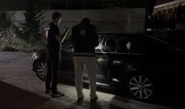 Osmaniye'de lüks otomobilde 4 göçmen yakalandı, 1 kişi tutuklandı