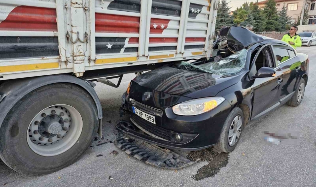 Otomobil çimento yüklü tırın altına girdi: 1'i ağır 4 yaralı