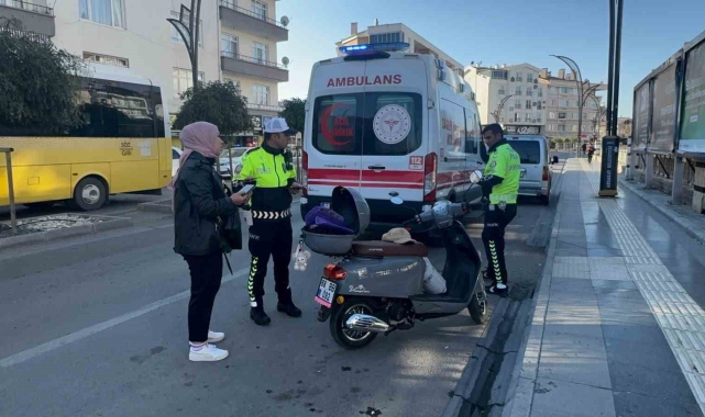 Otomobilin motosiklete çarpıp kaçtığı kazada 2 kadın yaralandı