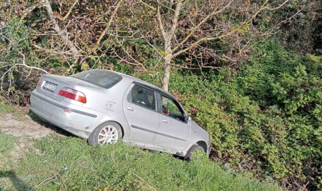Otomobilini mıcıra kaptırdı, ağaçlık alana savruldu