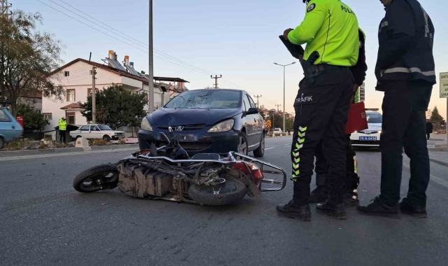 Otomobille çarpışan elektrikli bisiklet sürücüsü gencin ayağı kırıldı