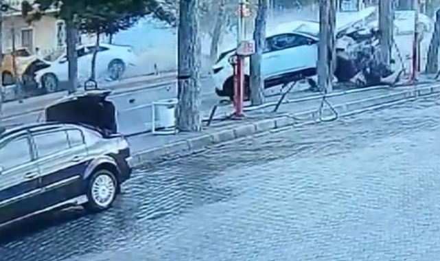 Otomobillerin çarpışması kameraya yansıdı, sürücü anne öldü