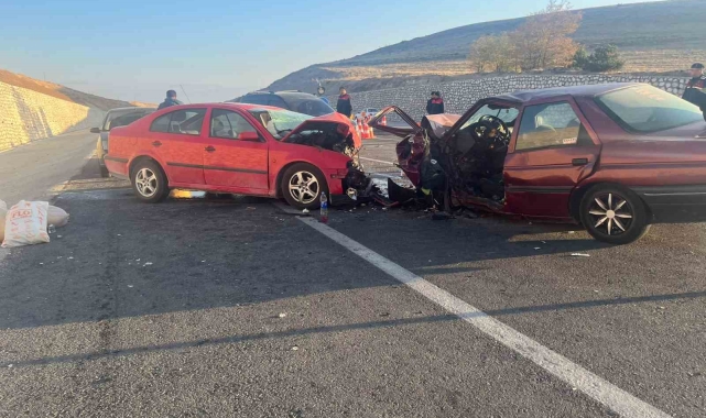 Otomobillerin kafa kafaya çarpıştığı kazada 3 kişi yaralandı