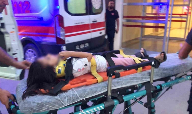 Oyun oynayan kız çocuğuna otomobil çarptı