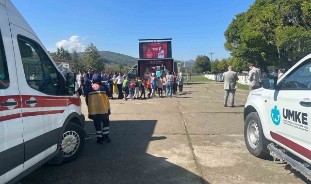 Özel öğrencilere UMKE ve ambulanslar tanıtıldı