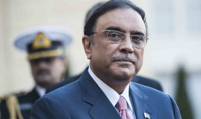 Pakistan Cumhurbaşkanı Zardari'nin bacağı kırıldı